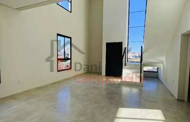 Imagem: A casa possui 3 Dormitórios, 2 Banheiros, 4 Vagas na garagem