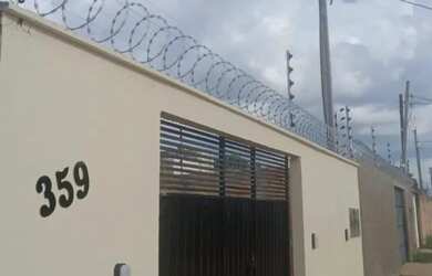 Imagem: A casa possui 2 Dormitórios, 1 Banheiro, 1 Vaga na garagem