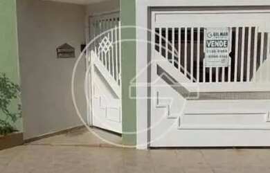 Imagem: A casa possui 3 Dormitórios, 1 Banheiro, 2 Vagas na garagem