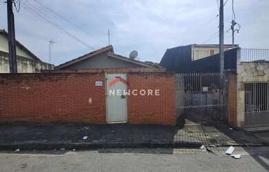 Imagem: A casa possui 2 Dormitórios, 1 Banheiro, 2 Vagas na garagem