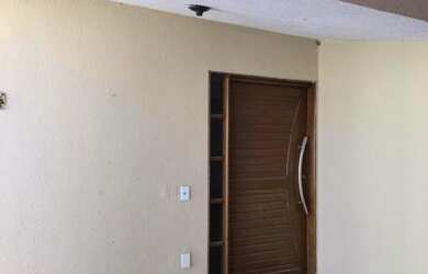 Imagem: A casa possui 3 Dormitórios, 1 Banheiro e 3 Vagas na garagem