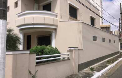 Imagem: A casa possui 3 Dormitórios, 3 Banheiros, 4 Vagas na garagem