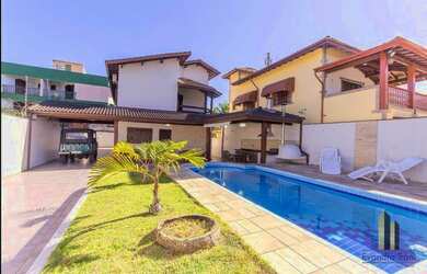 Imagem: A casa possui 4 Dormitórios, 5 Banheiros, 5 Vagas na garagem