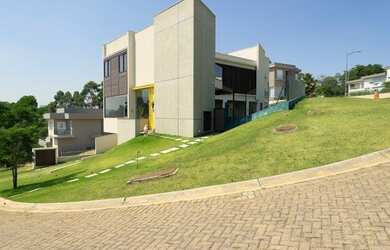 Imagem: A casa em condomínio possui 4 Dormitórios, 5 Banheiros, 3