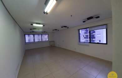 Imagem: O depósito possui 1 Vaga na garagem, 60m² de Área e está