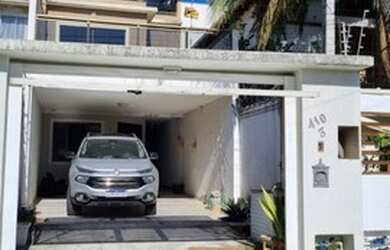 Imagem: A casa possui 3 Dormitórios, 5 Banheiros, 2 Vagas na garagem