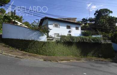 Imagem: A casa possui 3 Dormitórios, 2 Banheiros, 1 Vaga na garagem