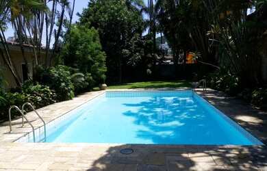 Imagem: A casa possui 3 Dormitórios, 4 Banheiros, 5 Vagas na garagem