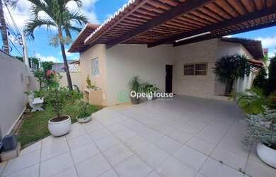 Imagem: A casa possui 3 Dormitórios, 2 Banheiros, 2 Vagas na garagem