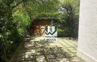 Imagem: A casa possui 4 Dormitórios, 2 Banheiros, 5 Vagas na garagem