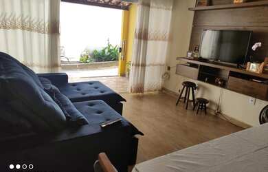 Imagem: A casa possui 3 Dormitórios, 2 Banheiros, 2 Vagas na garagem