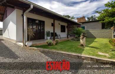 Imagem: A casa possui 3 Dormitórios, 2 Banheiros, 3 Vagas na garagem