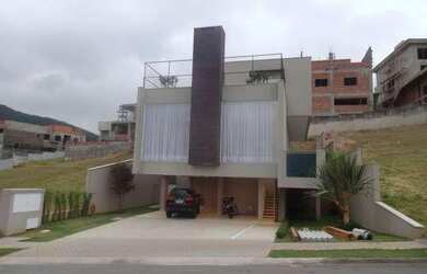 Imagem: A casa em condomínio possui 4 Dormitórios, 5 Banheiros, 525m²
