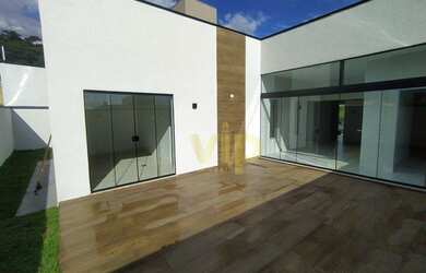 Imagem: A casa possui 3 Dormitórios, 2 Banheiros, 2 Vagas na garagem