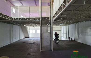 Imagem: O depósito possui 4 Vagas na garagem e 1000m² de Área e está