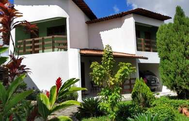 Imagem: A casa possui 4 Dormitórios, 5 Banheiros, 3 Vagas na garagem