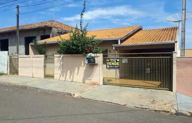 Imagem: A casa possui 3 Dormitórios, 2 Banheiros, 3 Vagas na garagem