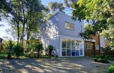 Imagem: A casa possui 3 Dormitórios, 2 Banheiros, 2 Vagas na garagem