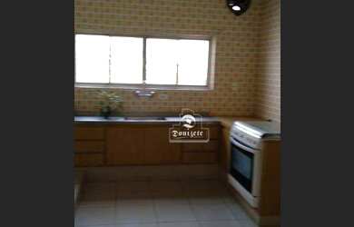 Imagem: A casa possui 4 Dormitórios, 3 Banheiros, 4 Vagas na garagem