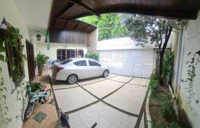 Imagem: A casa possui 4 Dormitórios, 2 Banheiros, 3 Vagas na garagem