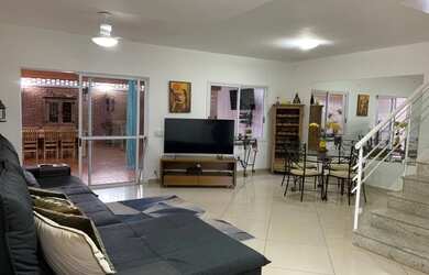 Imagem: A casa em condomínio possui 4 Dormitórios, 2 Banheiros, 2