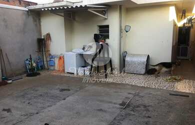 Imagem: A casa possui 3 Dormitórios, 1 Banheiro, 2 Vagas na garagem