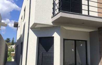 Imagem: A casa possui 3 Dormitórios, 4 Banheiros, 1 Vaga na garagem