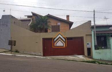 Imagem: A casa possui 3 Dormitórios, 2 Banheiros, 3 Vagas na garagem