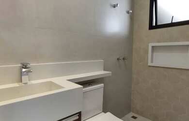 Imagem: A casa em condomínio possui 3 Dormitórios, 4 Banheiros, 4