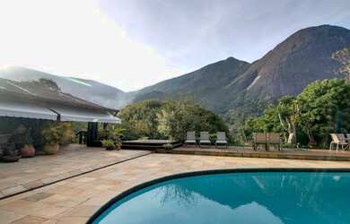 Imagem: A casa possui 5 Dormitórios, 5 Banheiros e 500m² de Área