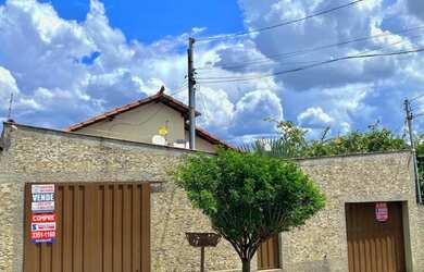 Imagem: A casa possui 4 Dormitórios, 3 Banheiros, 5 Vagas na garagem