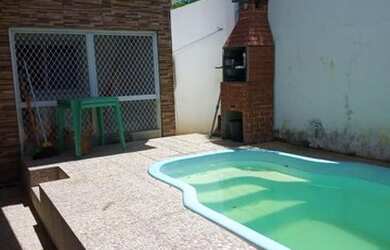 Imagem: A casa à venda possui 3 Dormitórios, 1 Banheiro, 2 Vagas na