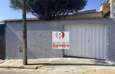Imagem: A casa possui 3 Dormitórios, 1 Banheiro, 2 Vagas na garagem