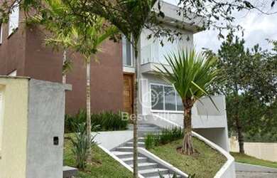 Imagem: A casa em condomínio possui 4 Dormitórios, 5 Banheiros, 4