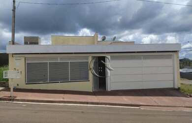 Imagem: A casa possui 4 Dormitórios, 3 Banheiros, 4 Vagas na garagem