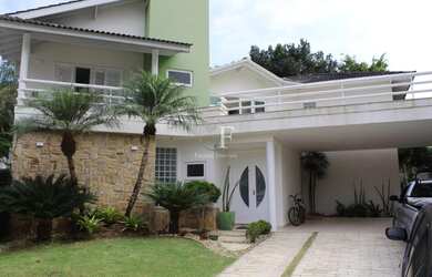 Imagem: A casa em condomínio possui 5 Dormitórios, 5 Banheiros, 600m²