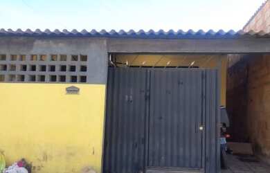 Imagem: A casa possui 2 Dormitórios, 1 Banheiro, 2 Vagas na garagem