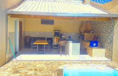 Imagem: A casa possui 3 Dormitórios, 3 Banheiros, 3 Vagas na garagem