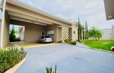 Imagem: A casa possui 4 Dormitórios, 5 Banheiros, 4 Vagas na garagem