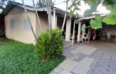 Imagem: A casa possui 4 Dormitórios, 2 Banheiros, 2 Vagas na garagem