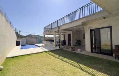 Imagem: A casa possui 3 Dormitórios, 3 Banheiros, 3 Vagas na garagem