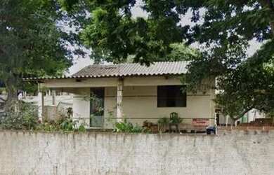 Imagem: A casa possui 4 Dormitórios, 2 Banheiros, 1 Vaga na garagem