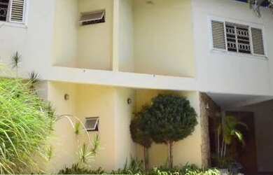 Imagem: A casa possui 4 Dormitórios, 4 Banheiros, 3 Vagas na garagem