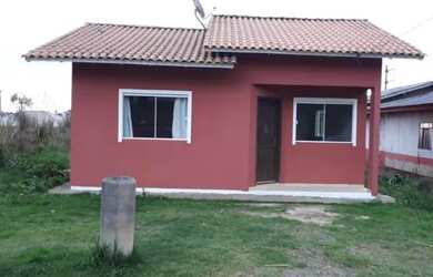 Imagem: A casa possui 3 Dormitórios, 2 Banheiros, 2 Vagas na garagem