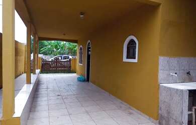 Imagem: A casa possui 5 Dormitórios, 2 Banheiros, 3 Vagas na garagem