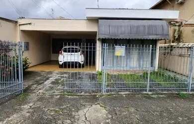 Imagem: A casa possui 3 Dormitórios, 3 Banheiros, 2 Vagas na garagem