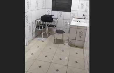 Imagem: A casa possui 3 Dormitórios, 1 Banheiro, 1 Vaga na garagem