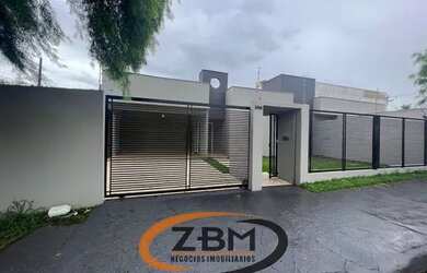 Imagem: A casa possui 3 Dormitórios, 3 Banheiros, 4 Vagas na garagem