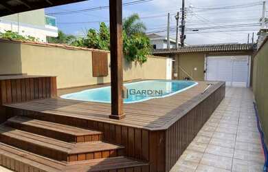 Imagem: A casa possui 3 Dormitórios, 2 Banheiros, 2 Vagas na garagem