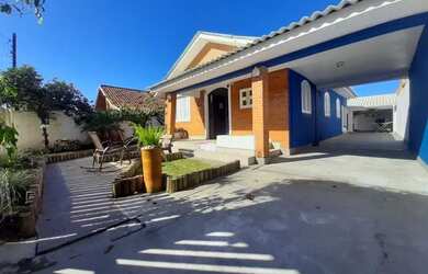 Imagem: A casa possui 3 Dormitórios, 2 Banheiros, 4 Vagas na garagem